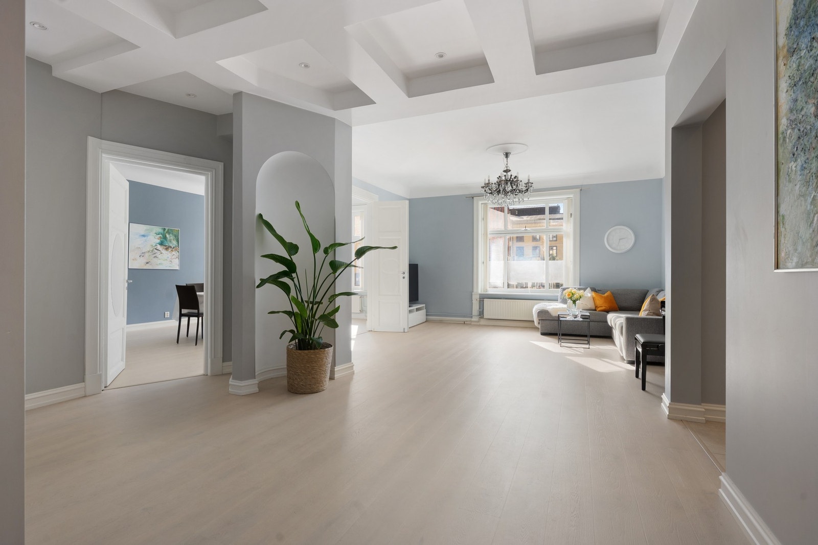 Tidligere var denne delen av leiligheten forstue og en anretning, dette er nå slått sammen og skaper et åpent og sosialt hjem. Galleribilde