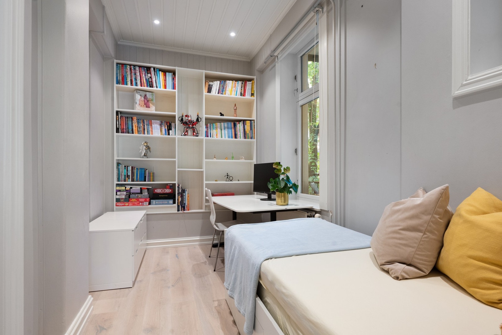 Dette er i dag et hyggelig barnerom med plass til lek og besøk. Galleribilde