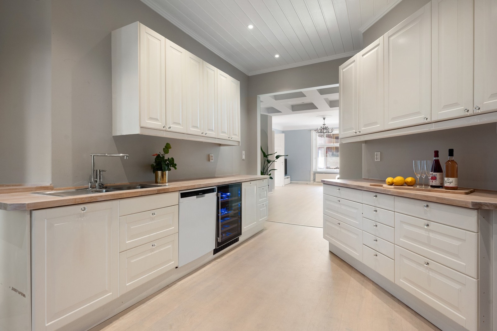 Kjøkkenet har innredning med profilerte fronter og benkeplate i tre. Galleribilde