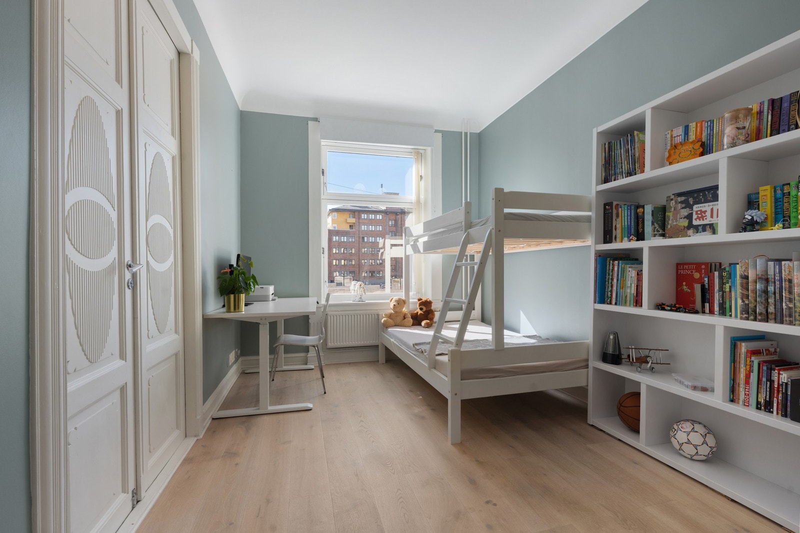 Det tredje soverommet kan også være en stue. Her er det også god plass til seng, skrivebord og garderobeskap. Galleribilde