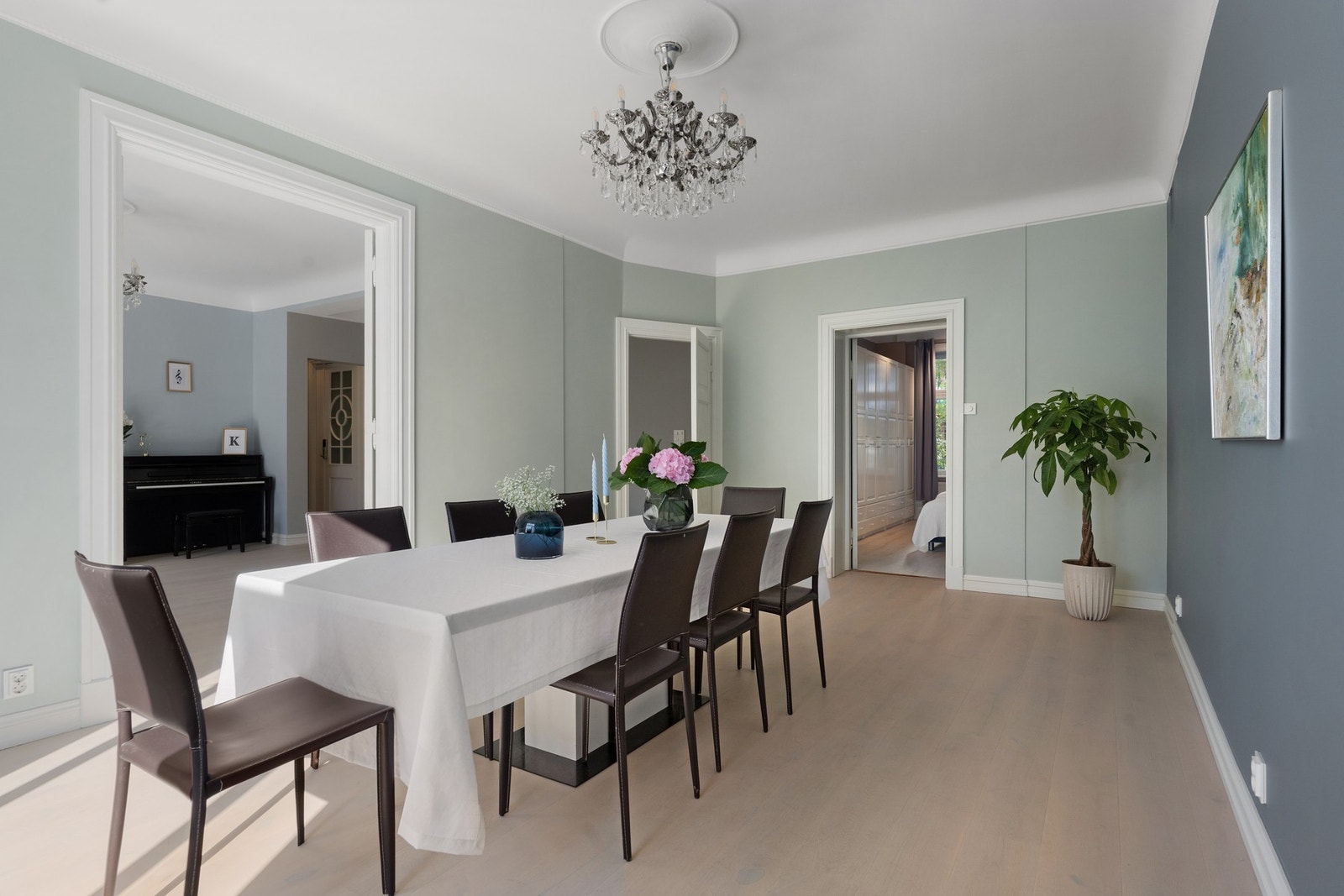 Her er det god plass til langbord samt oppbevaringsmøbler. Galleribilde