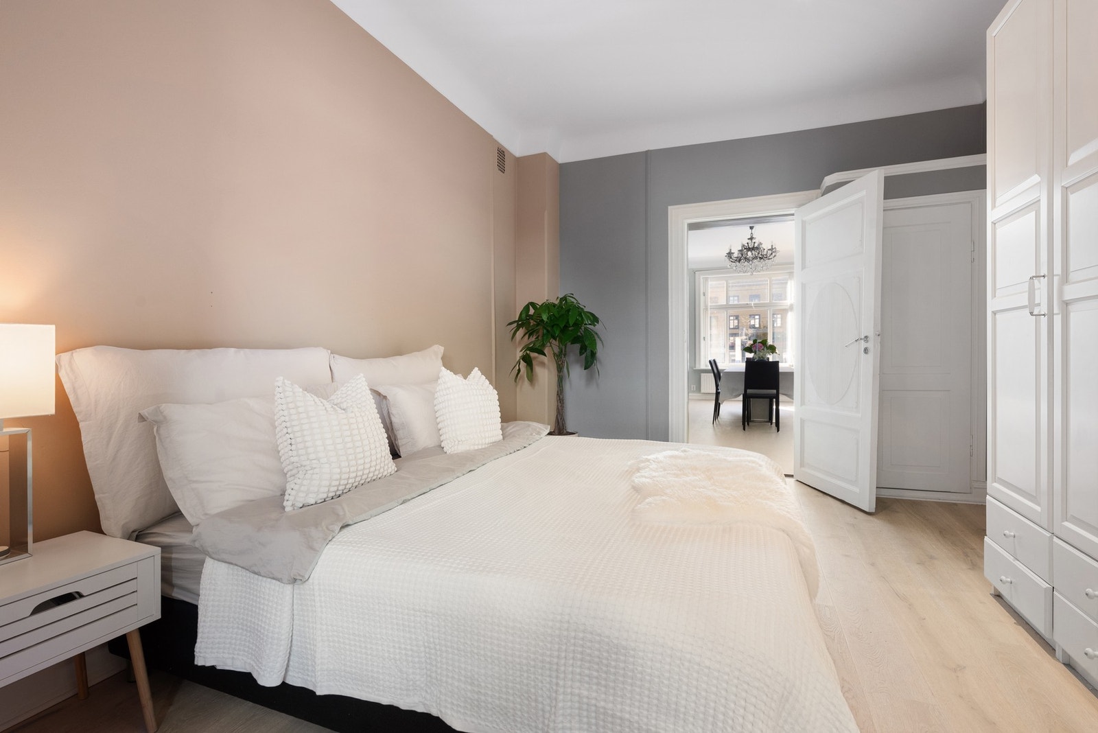 Langs den ene veggen er det garderobeskap. Hovedsoverommet vender inn mot bakgården. Galleribilde