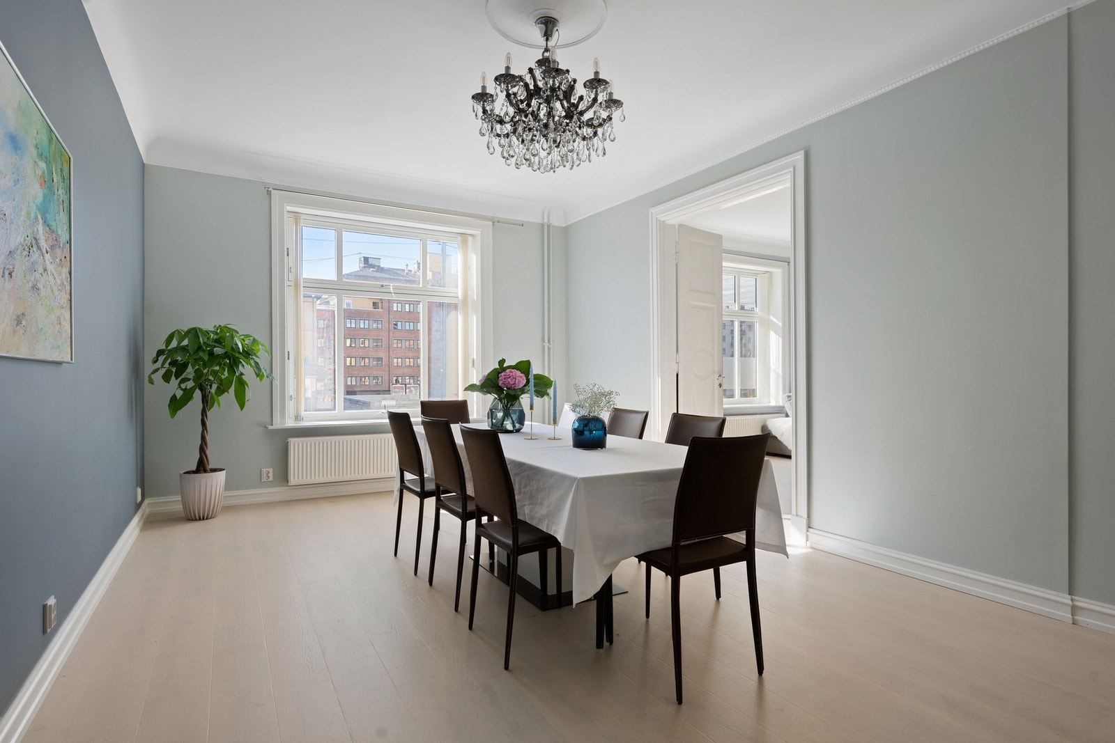 Dette er en klassisk 5-roms leilighet med god takhøyde og moderne standard. Galleribilde