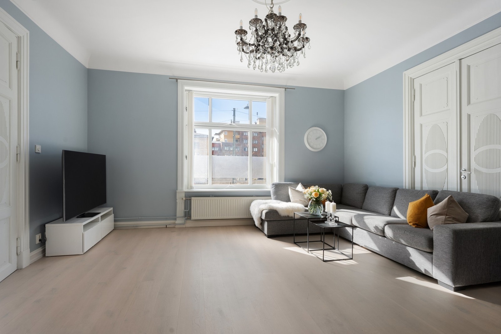 Hovedstuen har store vindusflater samt god plass til en romslig sofagruppe. Galleribilde