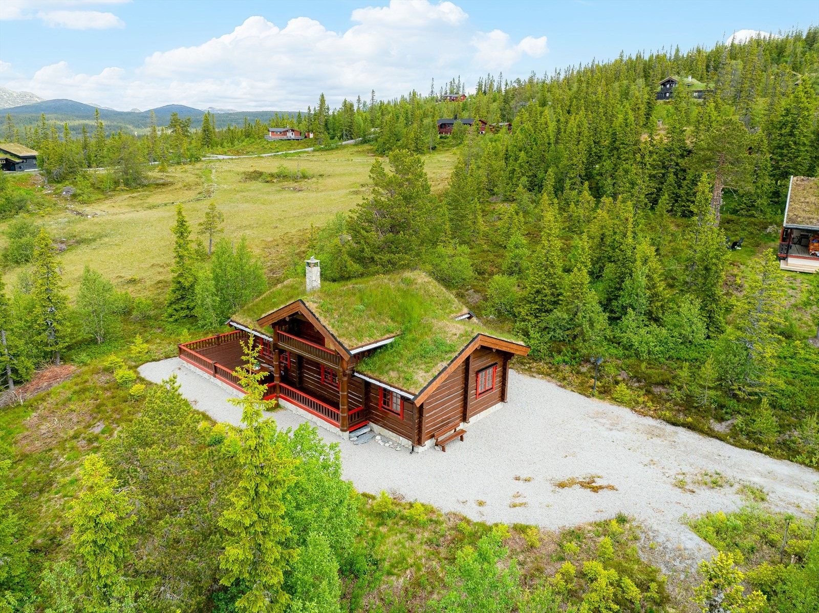 For øvrig er det vakker naturtomt rundt hytta, med plass til aktiviteter for familie og venner både sommer og vinter. Galleribilde