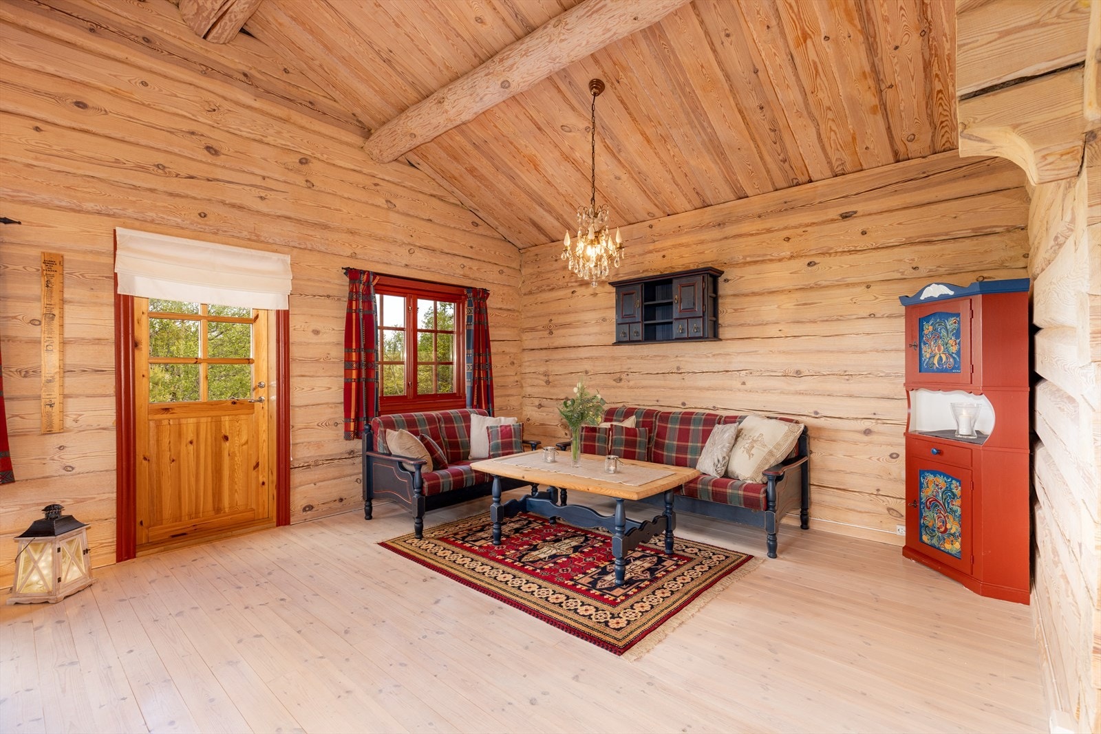 Fra stua er det utgang til de sjenerøse terrasseområdene, med gode solforhold og god plass til diverse utemøbler. Galleribilde