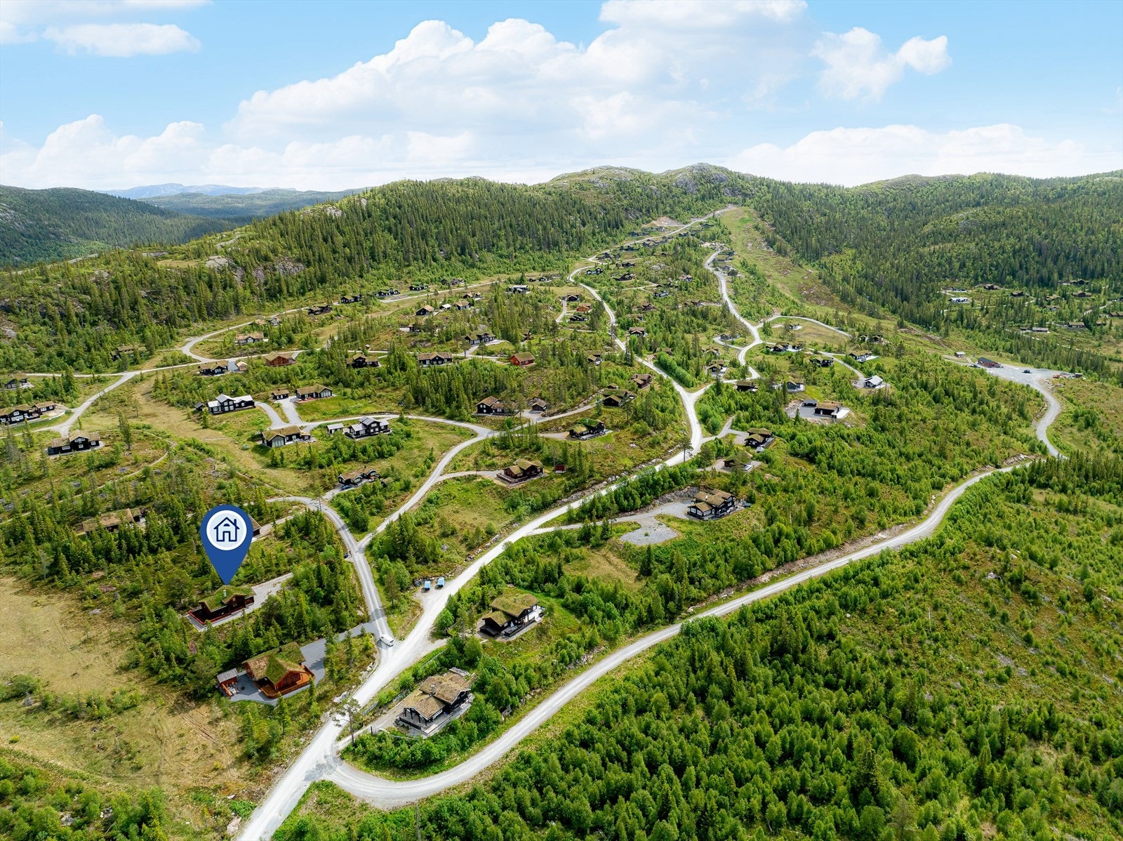 Kort vei til Tuddal sentrum med blant annet døgnåpen Jokerbutikk, byggevarer, bensin, restaurant og kafe. Galleribilde