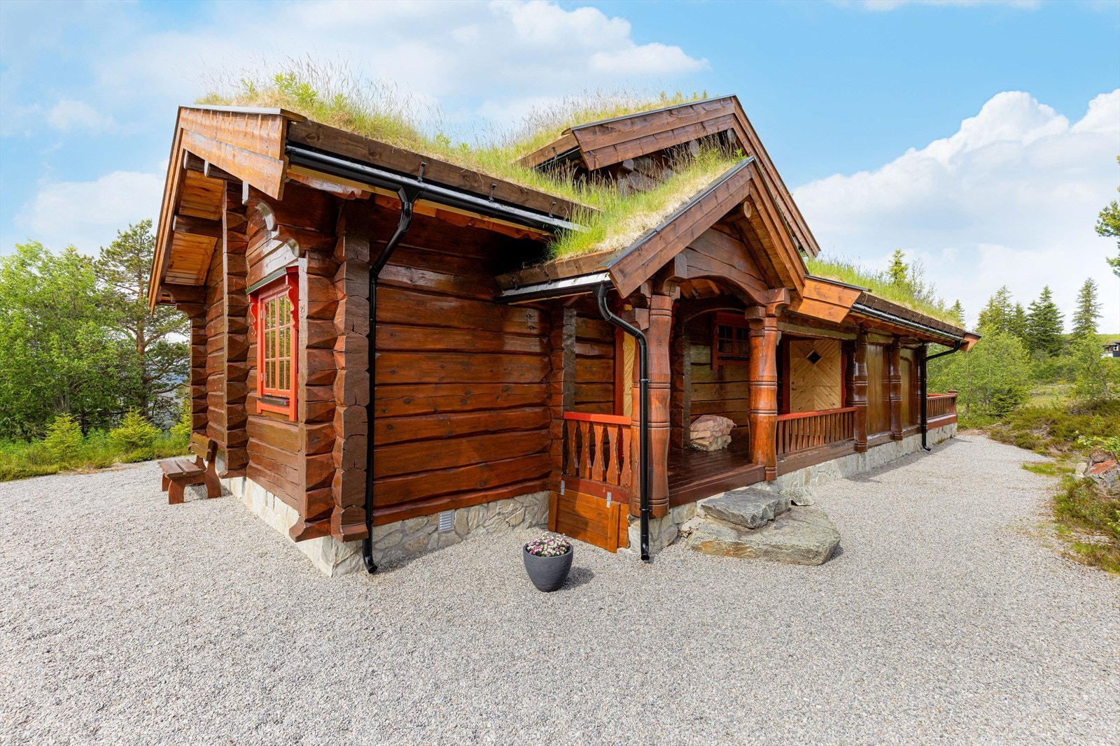 Perfekt helårshytte, med turmuligheter året rundt. Fine merkede turstier i området og milevis med preparerte langrennsløyper på vinterstid. Galleribilde