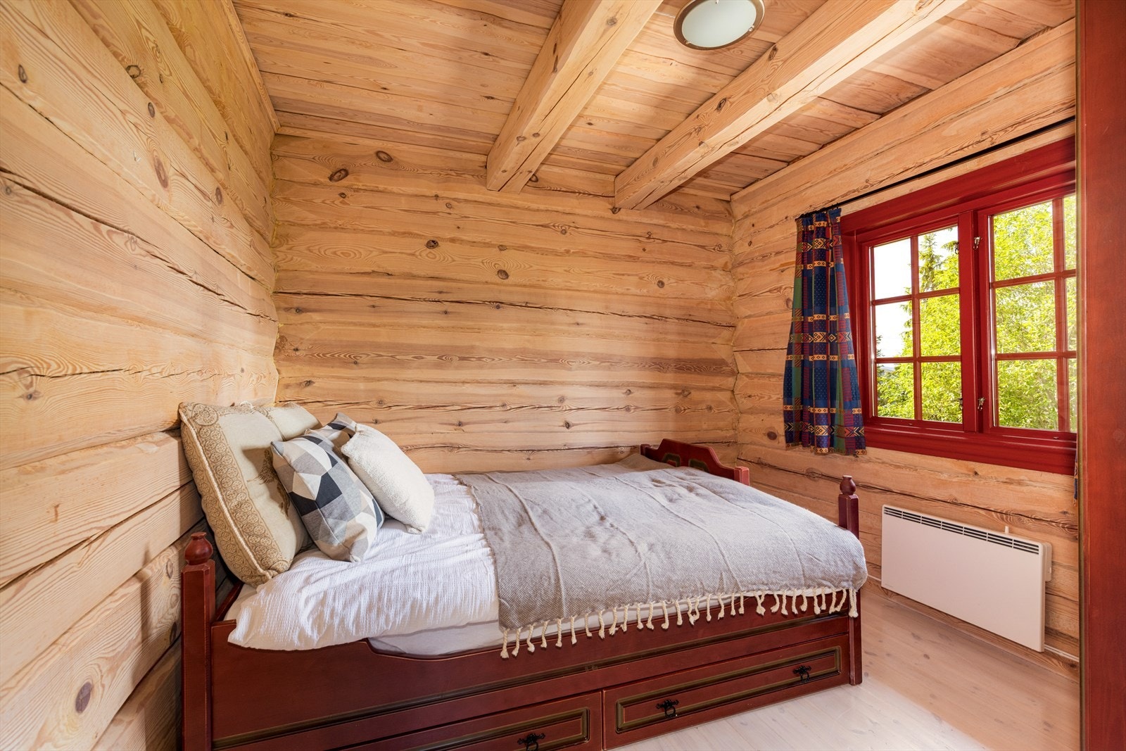 Hytta har tilsammen tre soverom, hvor to av disse ligger i 1. etasje. Hovedsoverommet er av god størrelse, og rommene har samme fine overflater som hytta for øvrig. Galleribilde