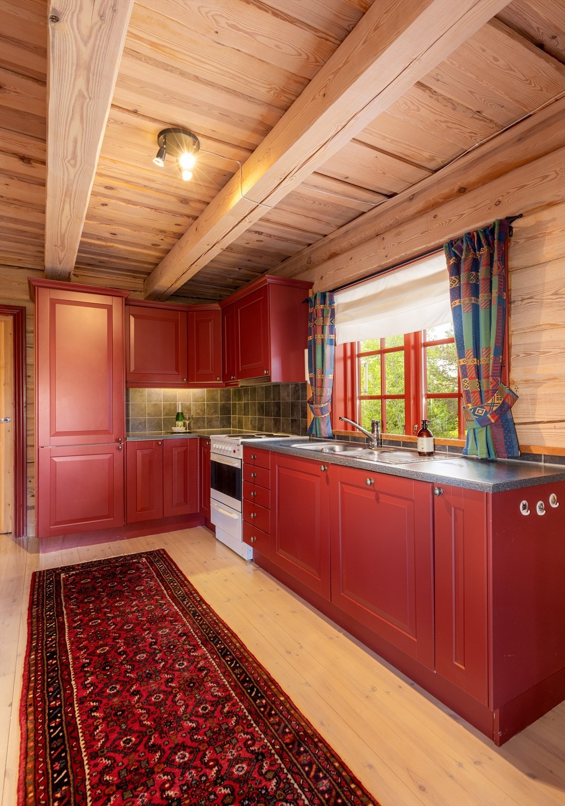 Alle hvitevarer medfølger i salget. Over kokesonen er det ventilator med kullfilter. Galleribilde