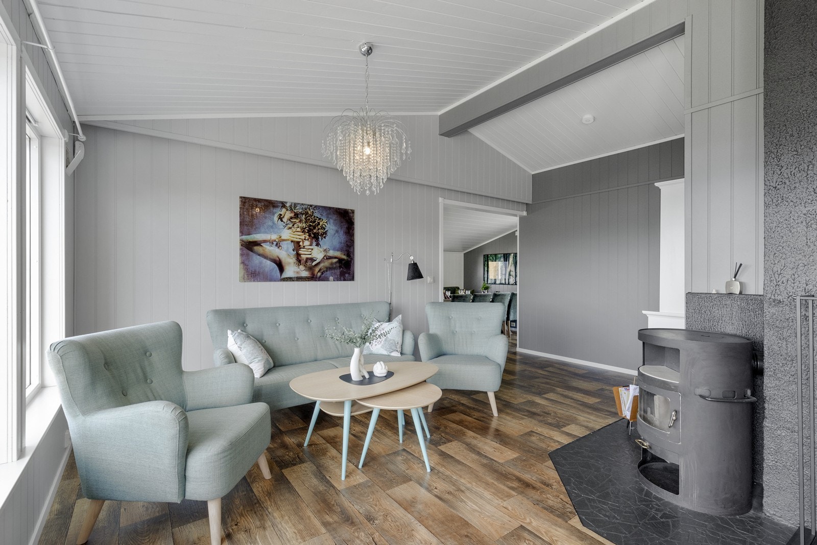 Stue med god takhøyde og vedfyring Galleribilde