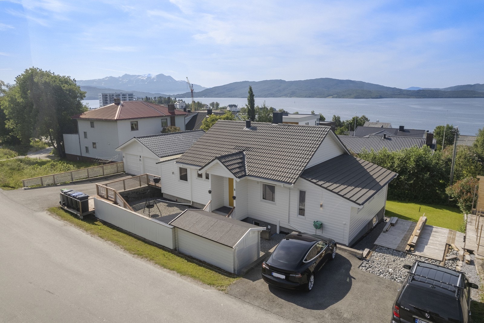 Høy og luftig beliggenhet med bare et par minutters gange til både bymessige fasiliteter og turer i skog og mark Galleribilde