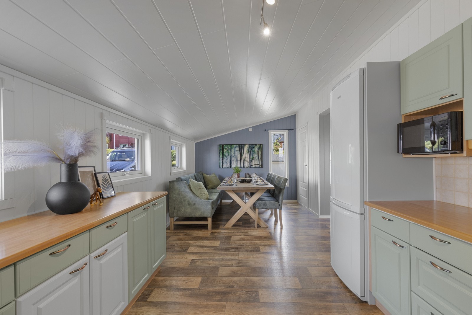 Spisestue i naturlig nærhet til kjøkken Galleribilde