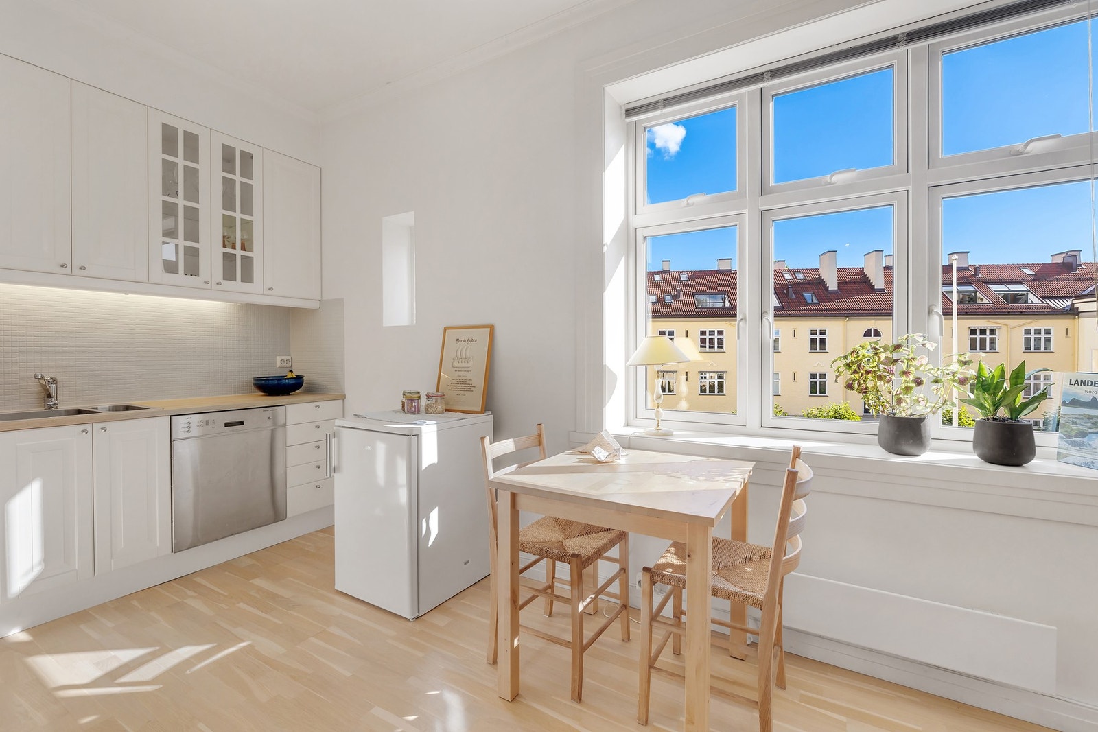 Kjøkkenet er lyst og velholdt, med IKEA-innredning som ble betydelig oppgradert i 2019. Galleribilde