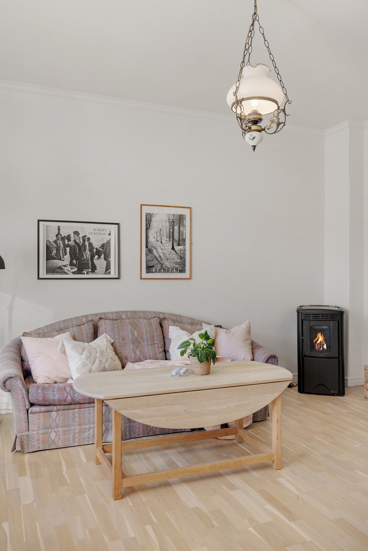 Stuen er malt i lyse og nøytrale farger som forsterker romfølelsen og gir et moderne preg. Galleribilde