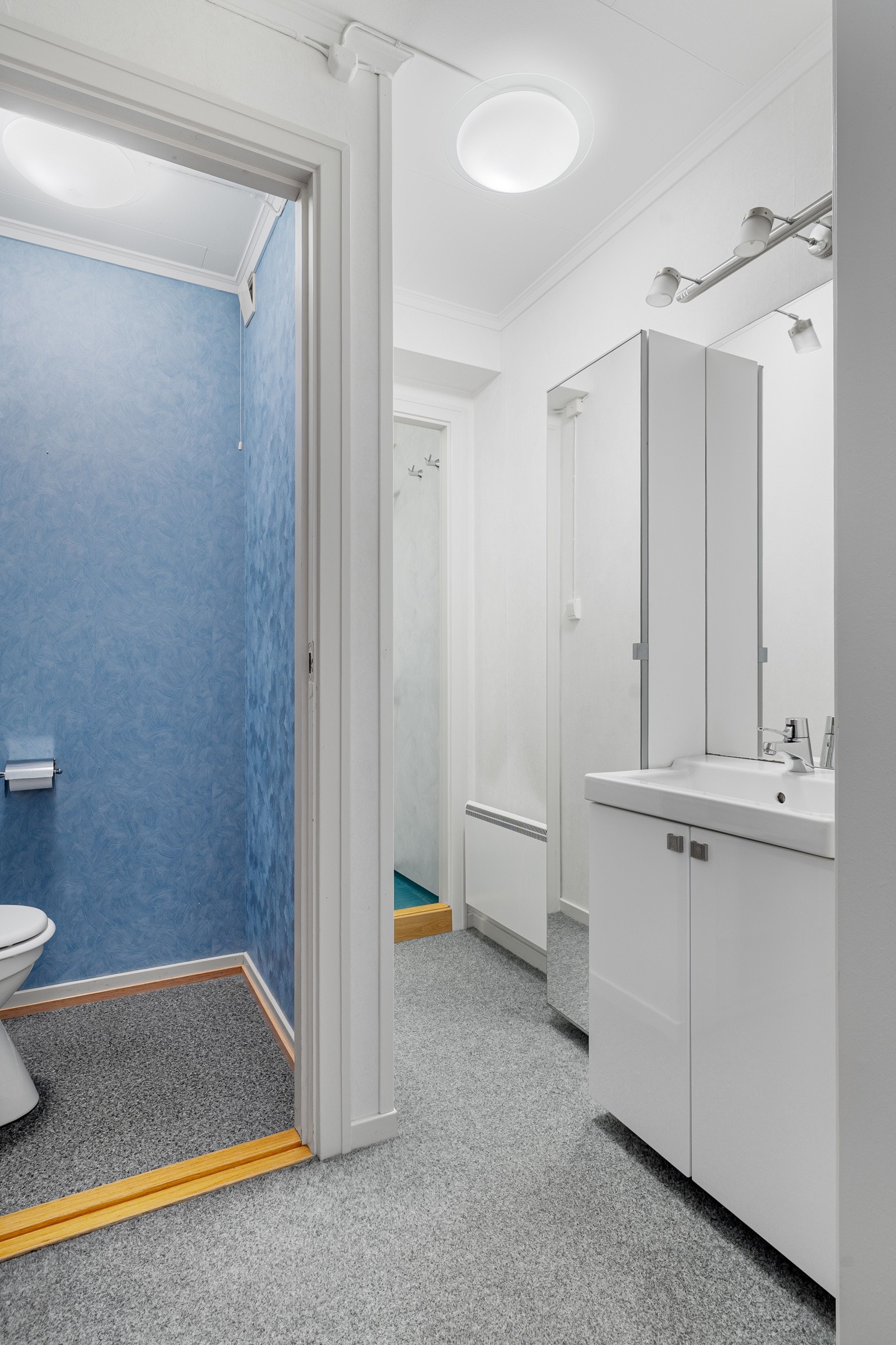 Praktisk toalett/baderoms løsning tilhørende sokkelleiligheten. Galleribilde