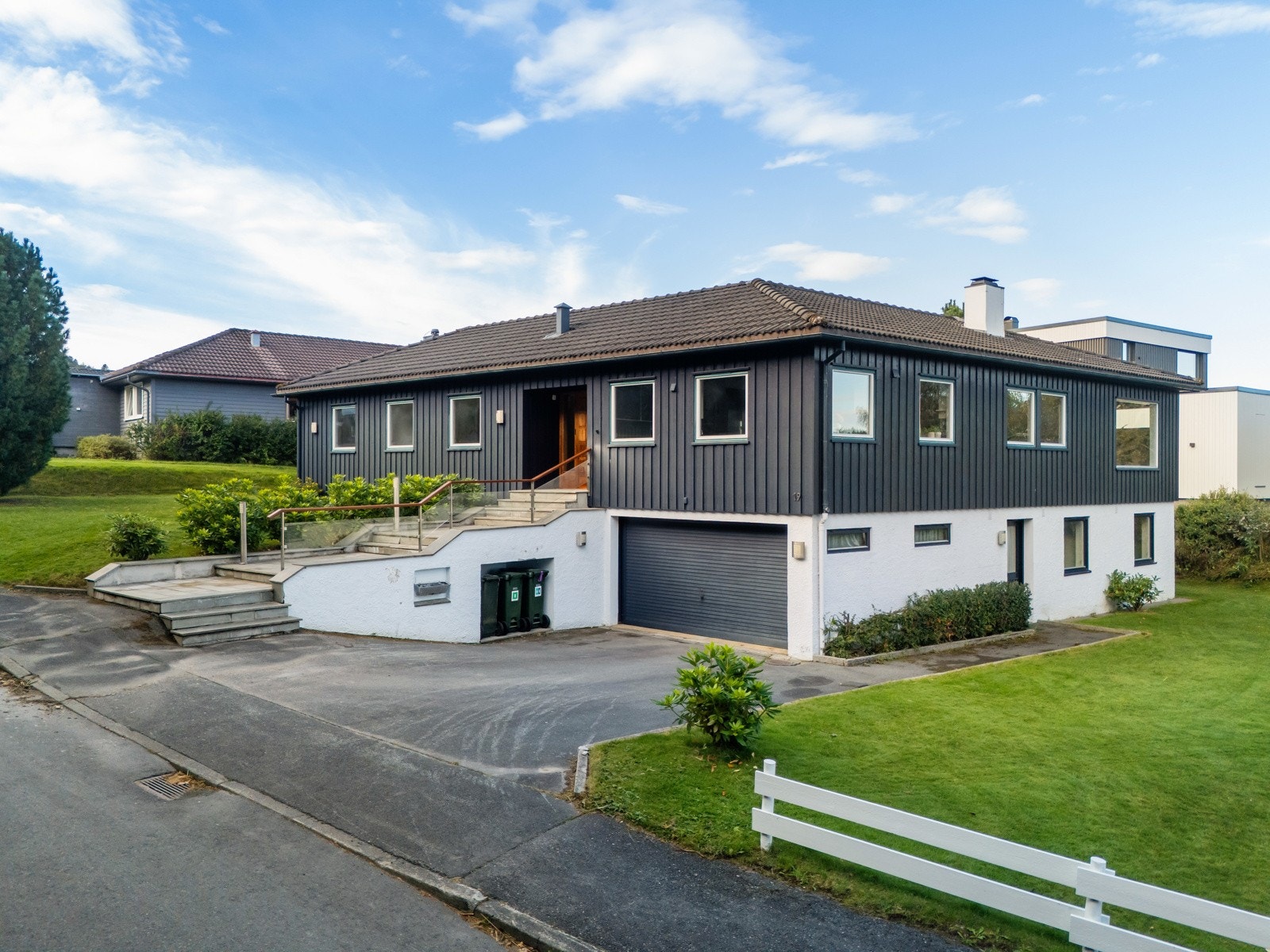 Proaktiv Eiendomsmegling ved Eirik Døsen har gleden av å presentere en solrik og tiltalende enebolig med 280 kvm BRA og en attraktiv beliggenhet på Jakobsli! Galleribilde