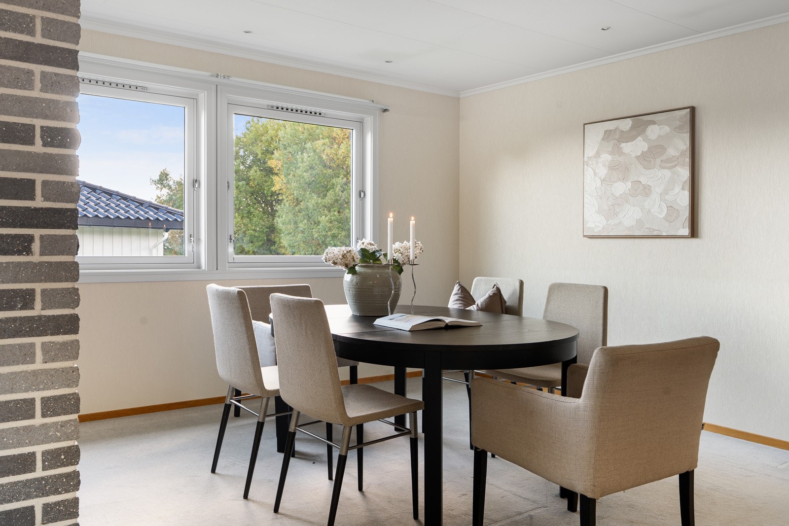 Et hyggelig spiseområde med flott utsyn og en luftig atmosfære. Galleribilde