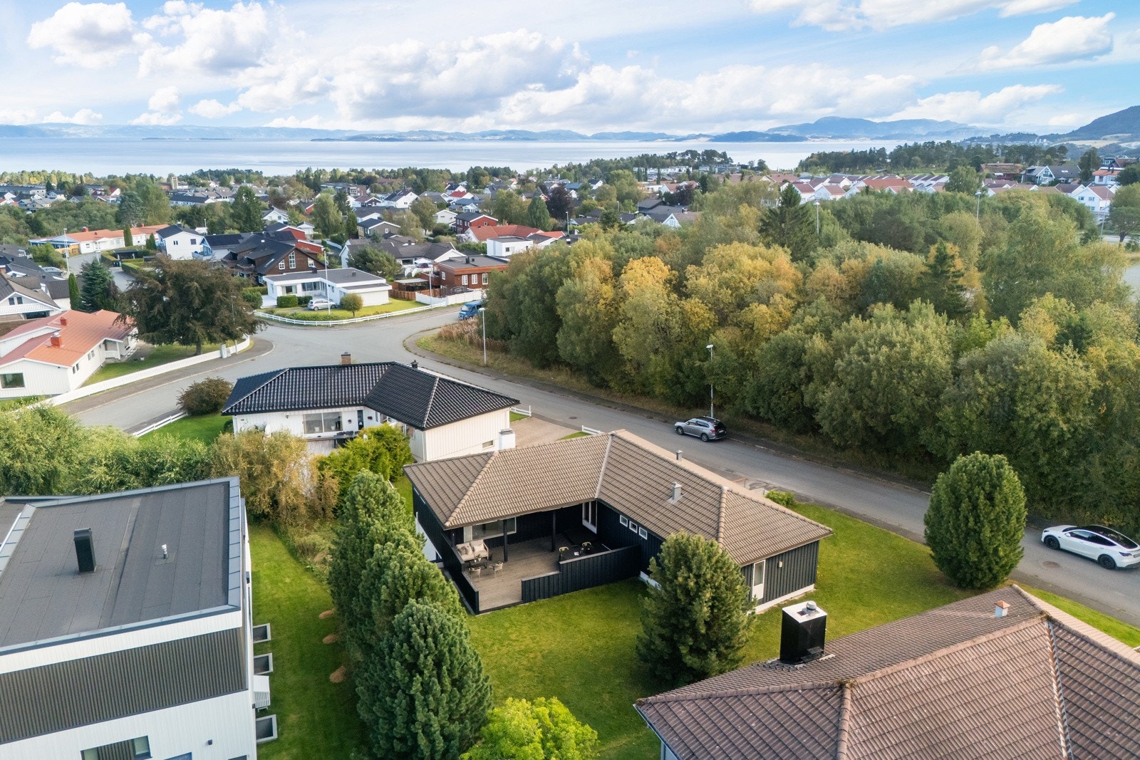 Her bor du i et rolig og familievennlig boområde med nærhet til dagligvare, barne- og ungdomsskoler, lekeplasser og treningsfasiliteter. Galleribilde