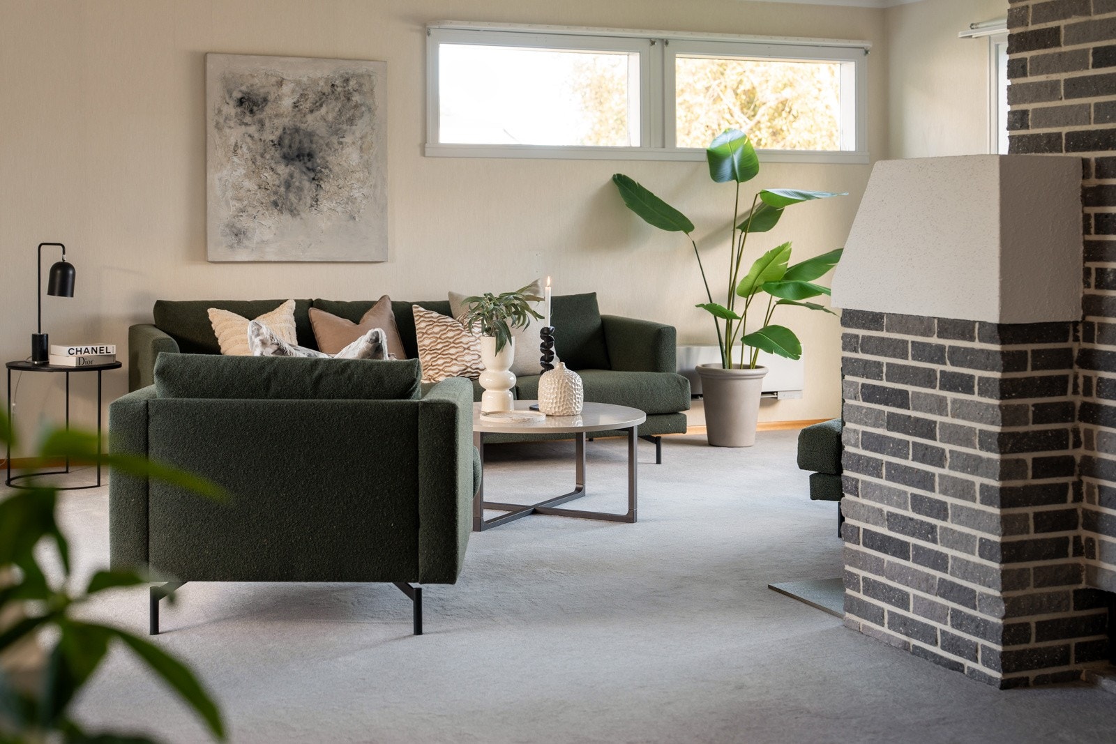 Her er det god plass til å samle venner og familie i en hyggelig stuekrok. Galleribilde