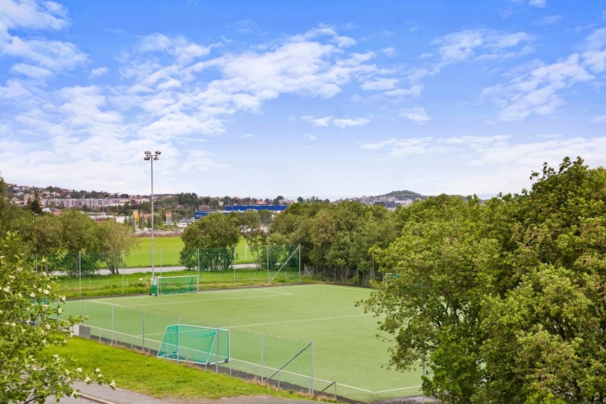 Charlottenlund idrettspark tilbyr et bredt spekter av aktivitetstilbud, blant annet 11'er og 7'er kunstgressbaner, cageballhall og to idrettshaller. Galleribilde