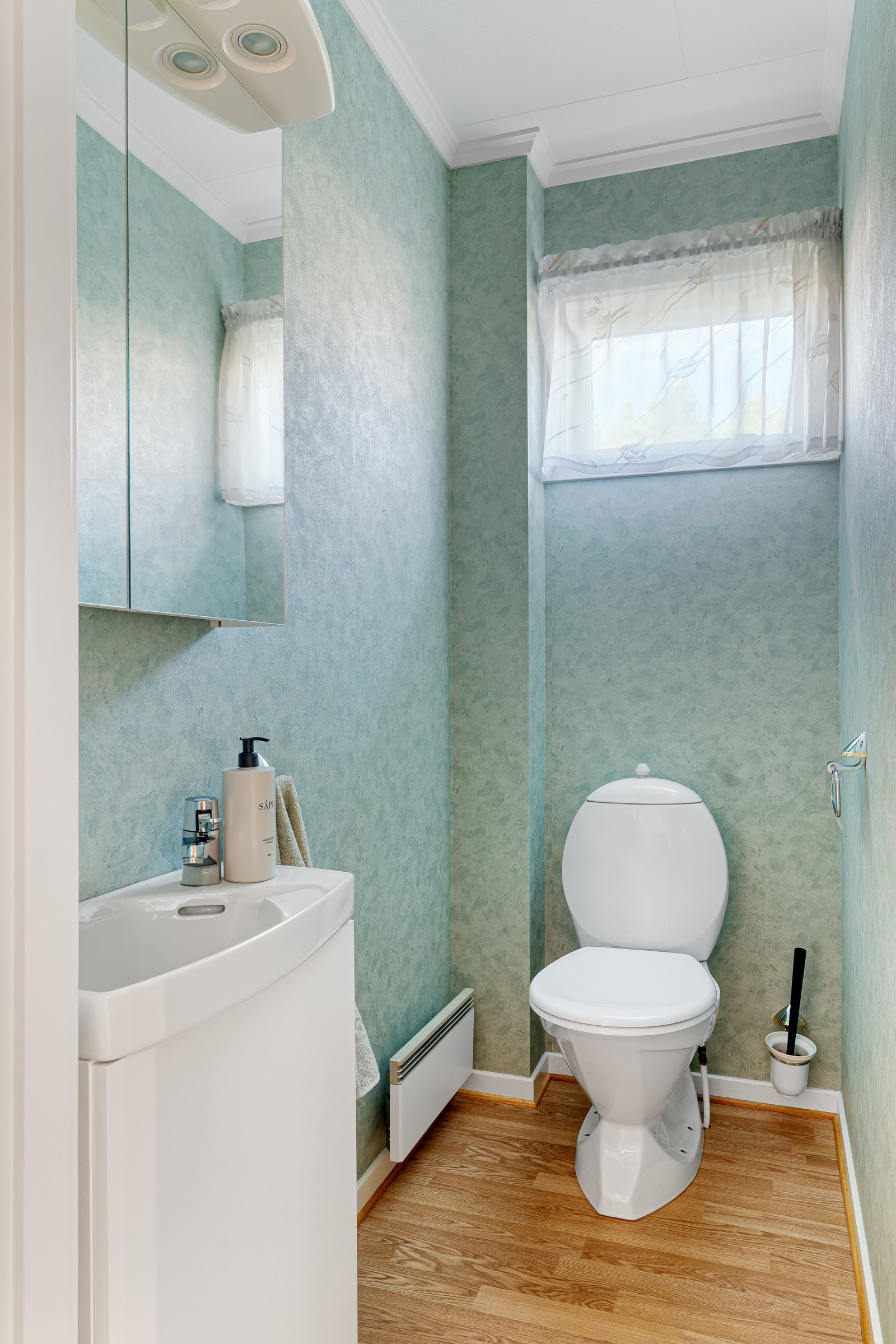 I tillegg finnes et separat gjestetoalett, som gir ekstra fleksibilitet i hverdagen. Galleribilde