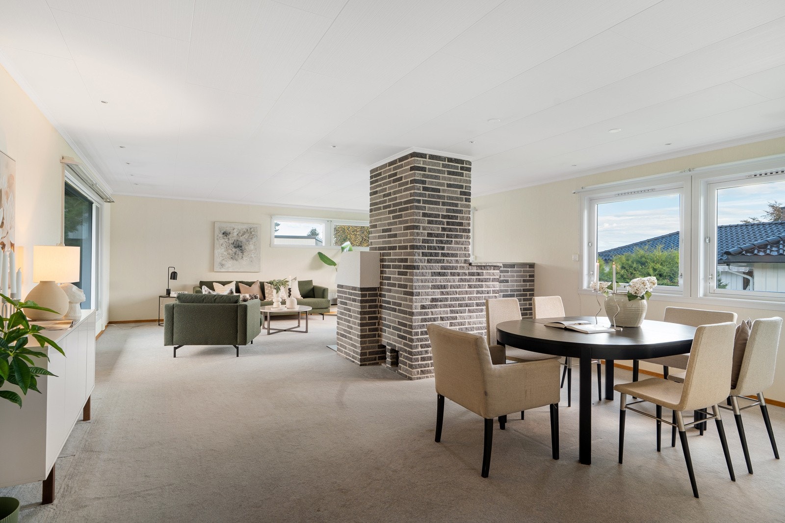 Husets hjerte er den imponerende stuen på hele 50 kvm, hvor store vindusflater slipper inn rikelig med naturlig lys. Galleribilde