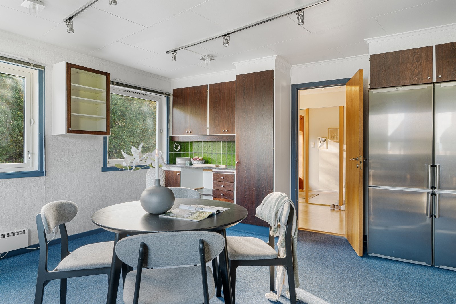 Kjøkkenet på 24 kvm er lyst, romslig og utformet for både matlaging og samvær. Galleribilde