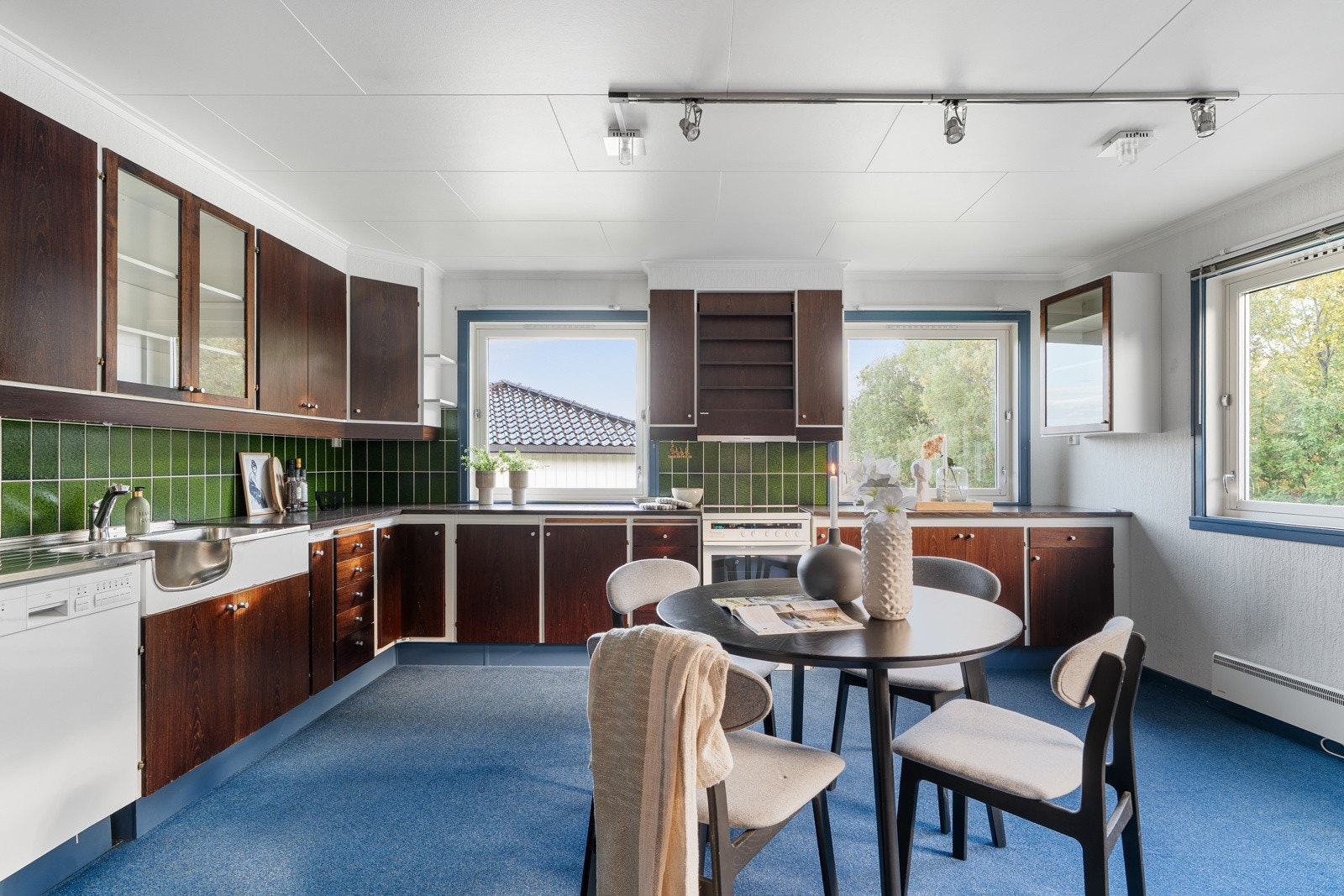 Her får du tidløse materialvalg, god skap- og benkeplass, samt rikelig med lysinnslipp. Galleribilde