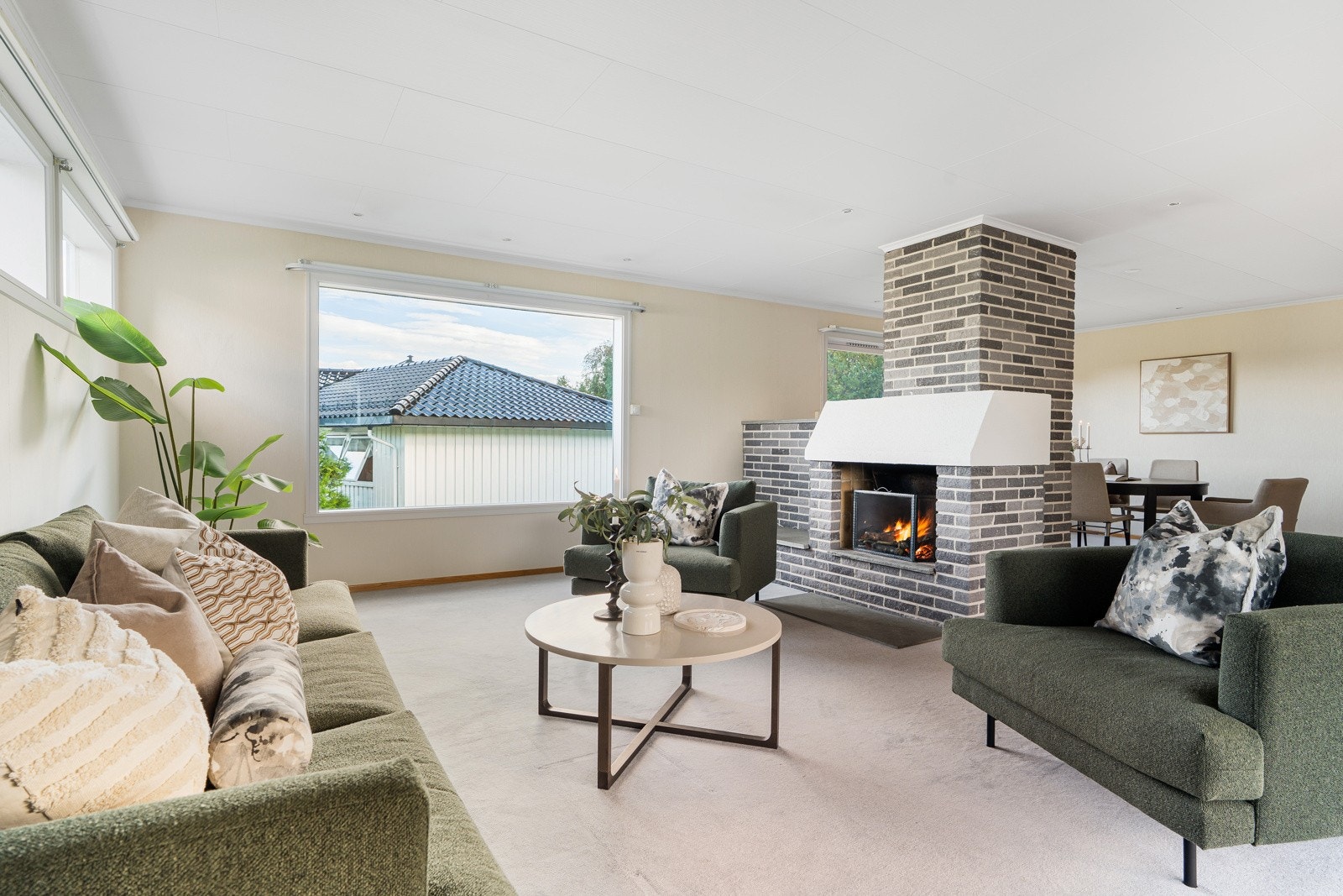 Boligen kombinerer stilrent design med funksjonelle løsninger, og har gjennomgående gode kvaliteter som gjør den til et hjem man virkelig kan trives i. Galleribilde