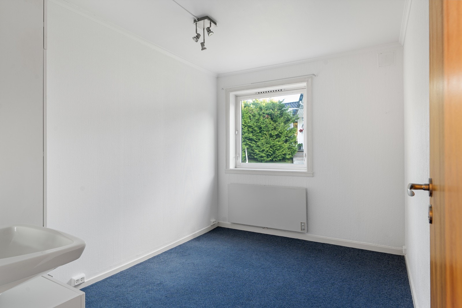 Soverom på 8,5 kvm, med lyse farger og god plass til ønsket møblering. Galleribilde