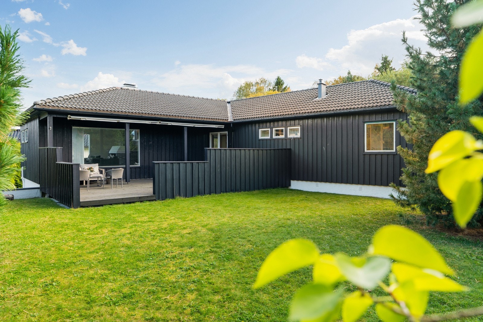 Den solrike uteplassen gir perfekte rammer for alt fra rolige morgenstunder til hyggelige kvelder med venner og familie. Galleribilde