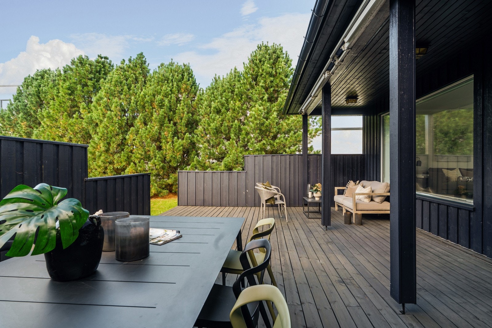 Stor terrasse med plass til både spisegruppe og lounge, perfekt for hyggelige sammenkomster utendørs. Galleribilde