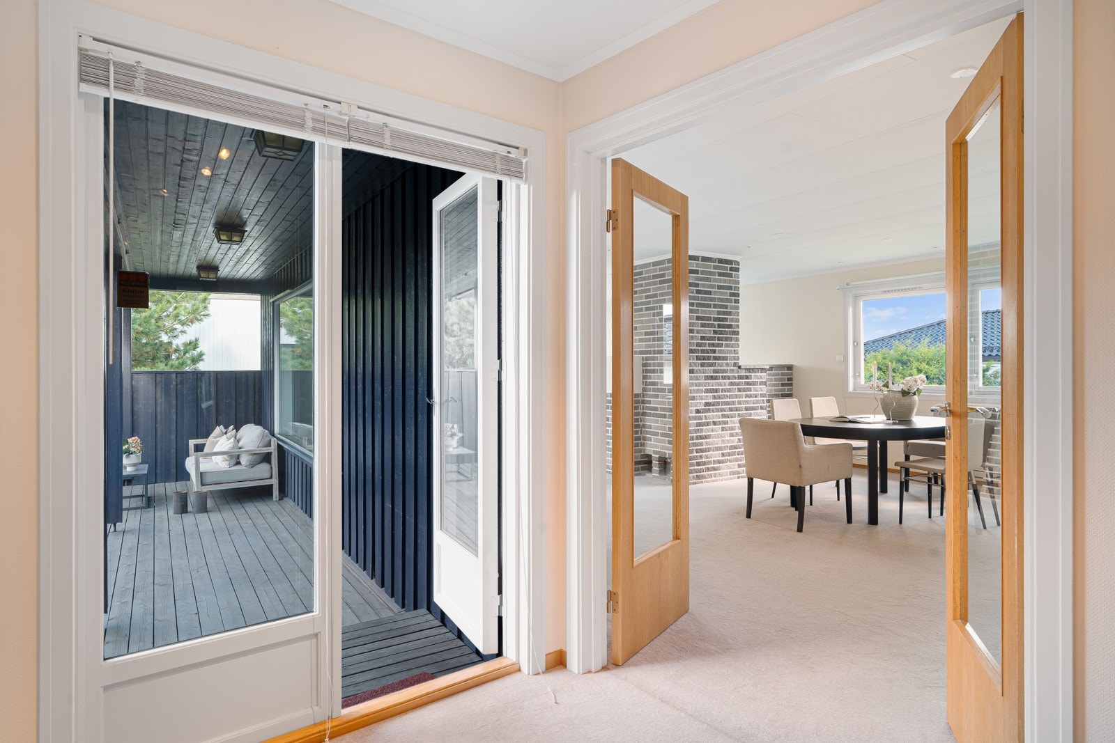 Fra stuen er det direkte adkomst til boligens terrasse på 44 kvm, en perfekt forlengelse av oppholdsarealet på varme sommerdager. Galleribilde