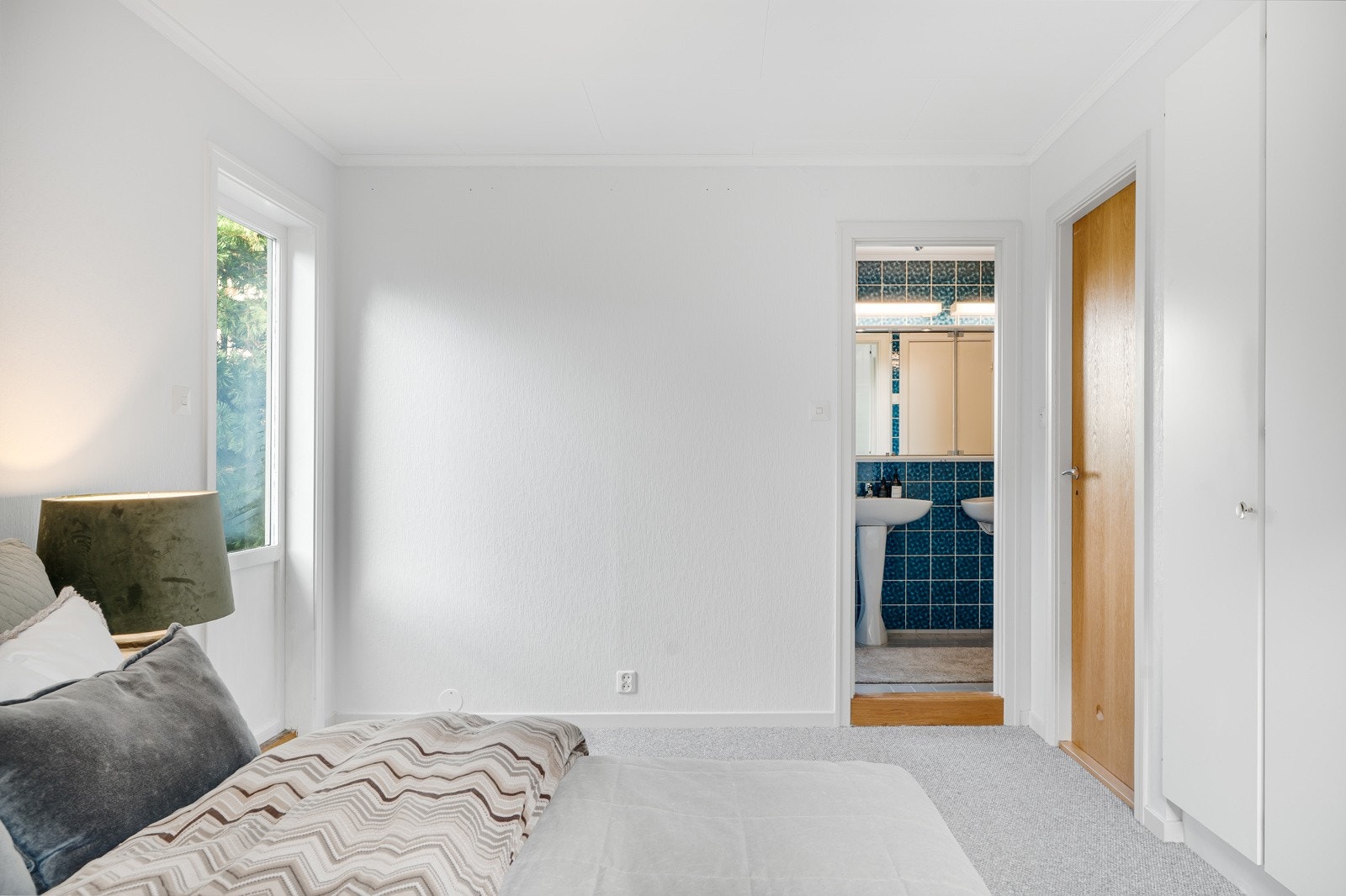 Soverommet på 15 kvm har egen utgang til hagen, samt et romslig baderom på 8 kvm. Galleribilde