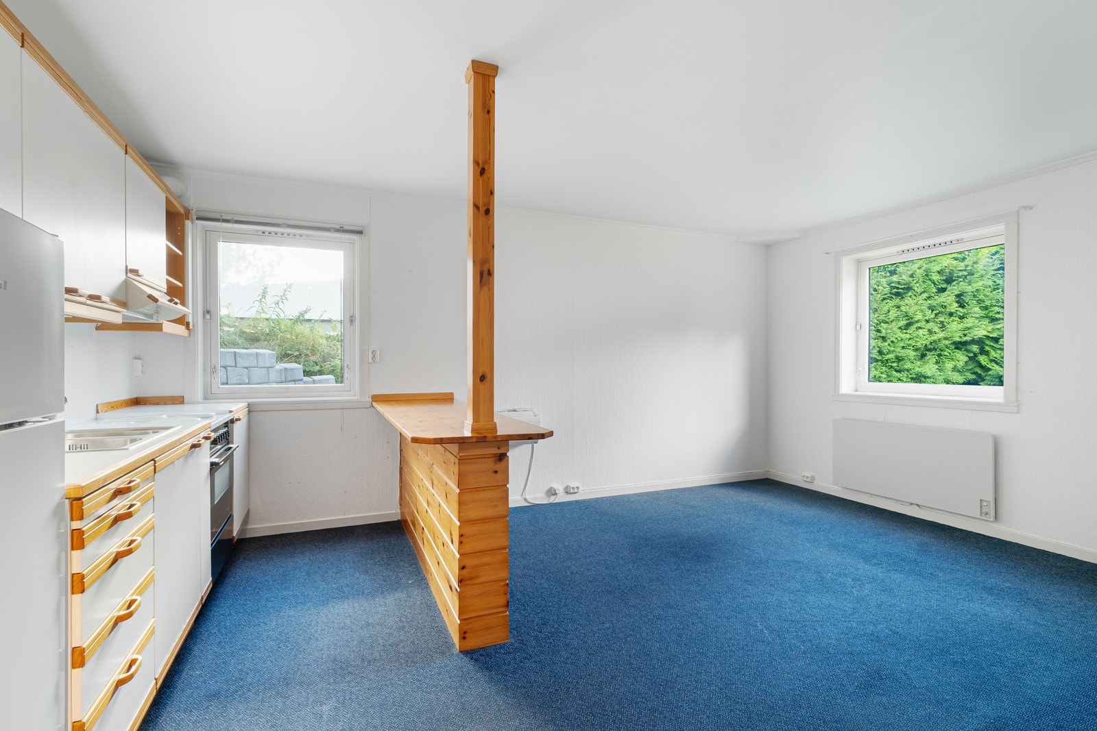 Den åpne planløsningen gjør rommet enkelt å møblere og perfekt for både hverdagsbruk og gjester. Galleribilde