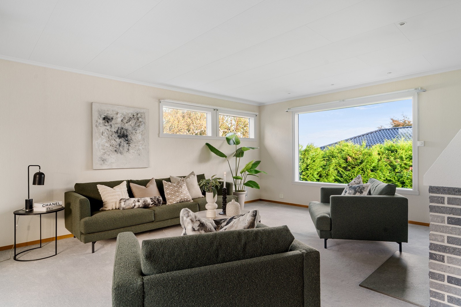 Et oppholdsrom som kombinerer moderne uttrykk med varme detaljer, stuen oppleves både stilfull og behagelig. Galleribilde