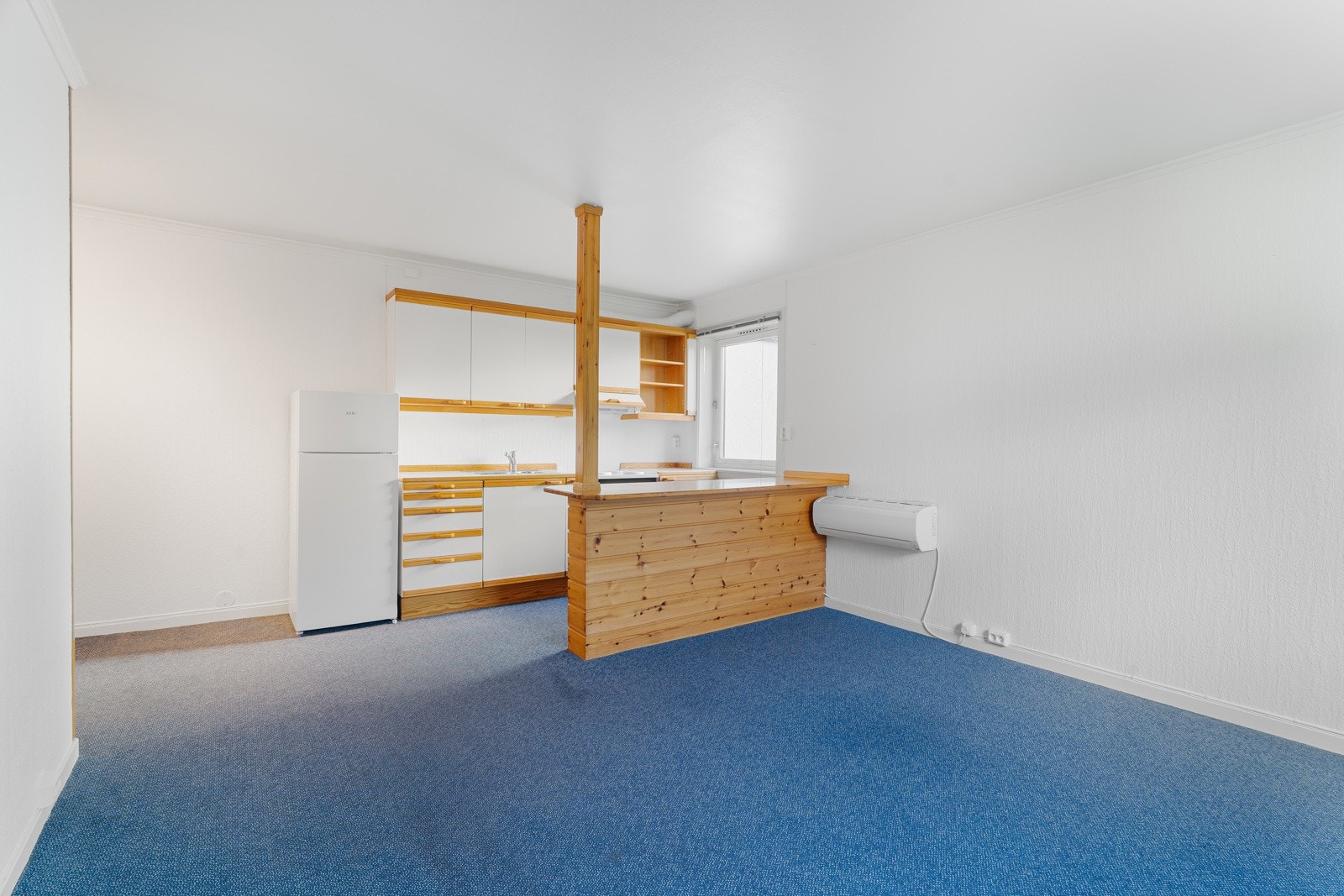 En åpen stue- og kjøkkenløsning på 30 kvm med god takhøyde og potensiale. Galleribilde