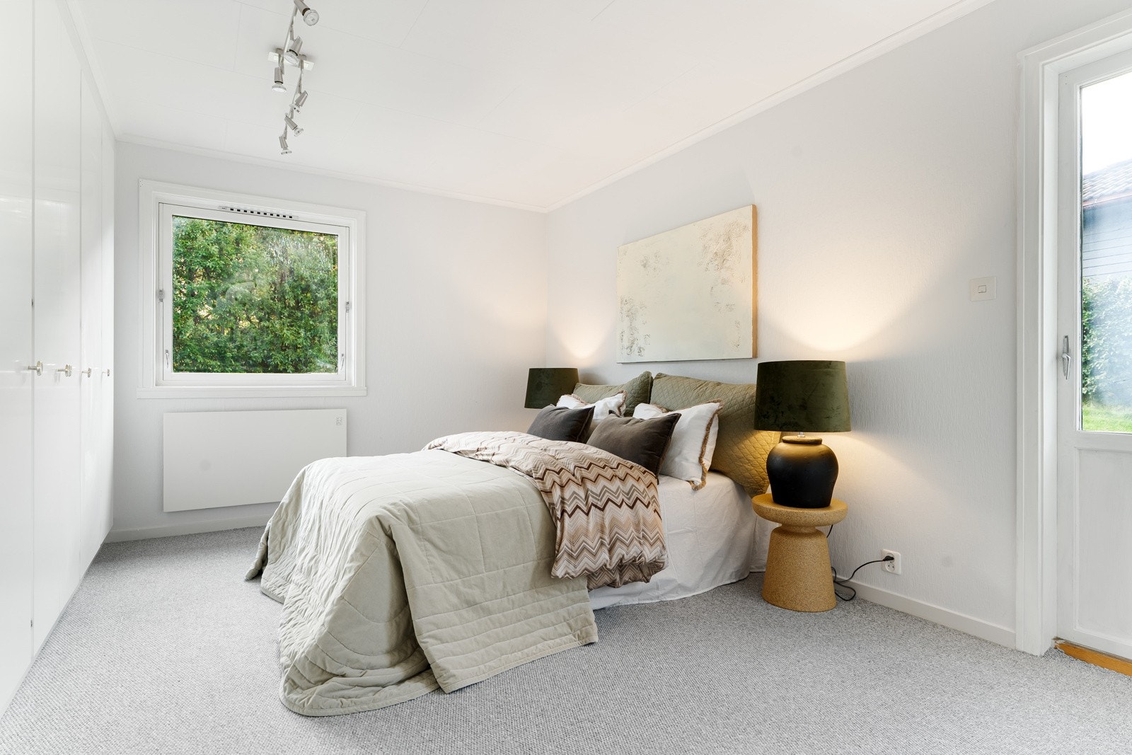 I etasjen finner du to romslige soverom på henholdsvis 15 og 15,5 kvm. Det ene soverommet har tidligere vært delt inn i to soverom. Galleribilde