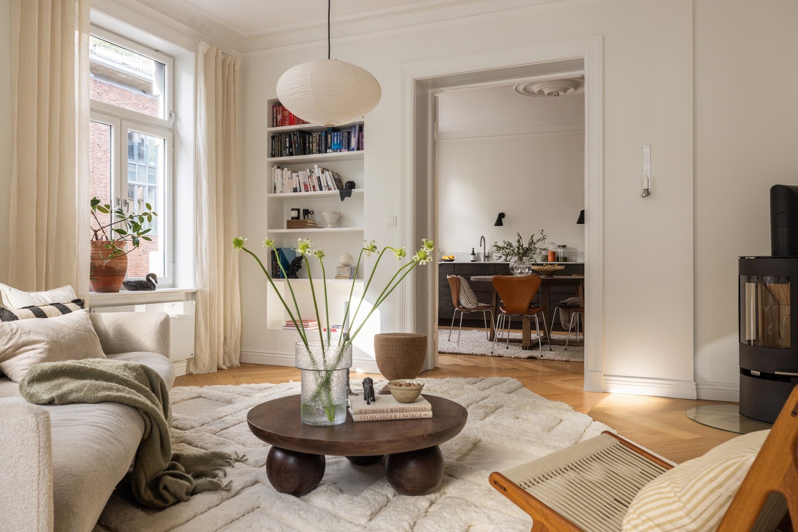 Kjøkkenet ligger i åpen løsning til spisestuen. Her får du store vindusflater på rekke og rad sammen med en imponerende takhøyde. Galleribilde