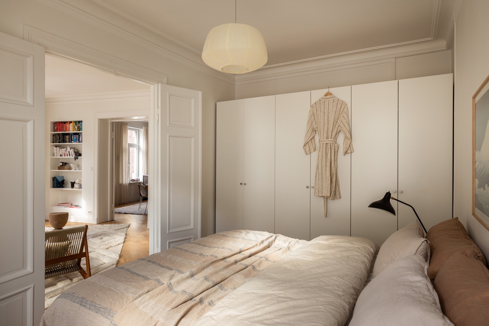 Bak garderobeskapene er det en dør inn til badet som i dag ikke benyttes, men er mulig og åpne dersom det skulle være ønkelig. Galleribilde