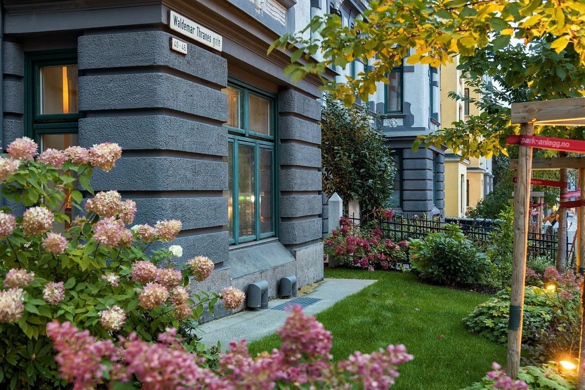 Omkranset av frodig og grønn hage. Galleribilde