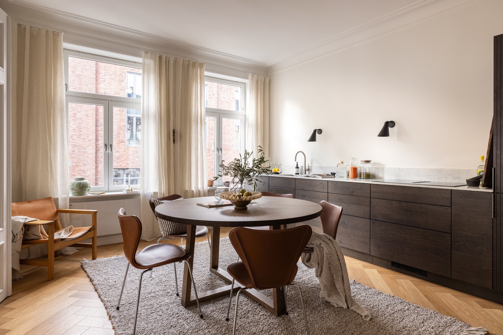 Rålekkert kjøkken med benkeplate i Carrara marmor. Hvitevarer i høy kvalitet fra Siemens og AEG. Galleribilde