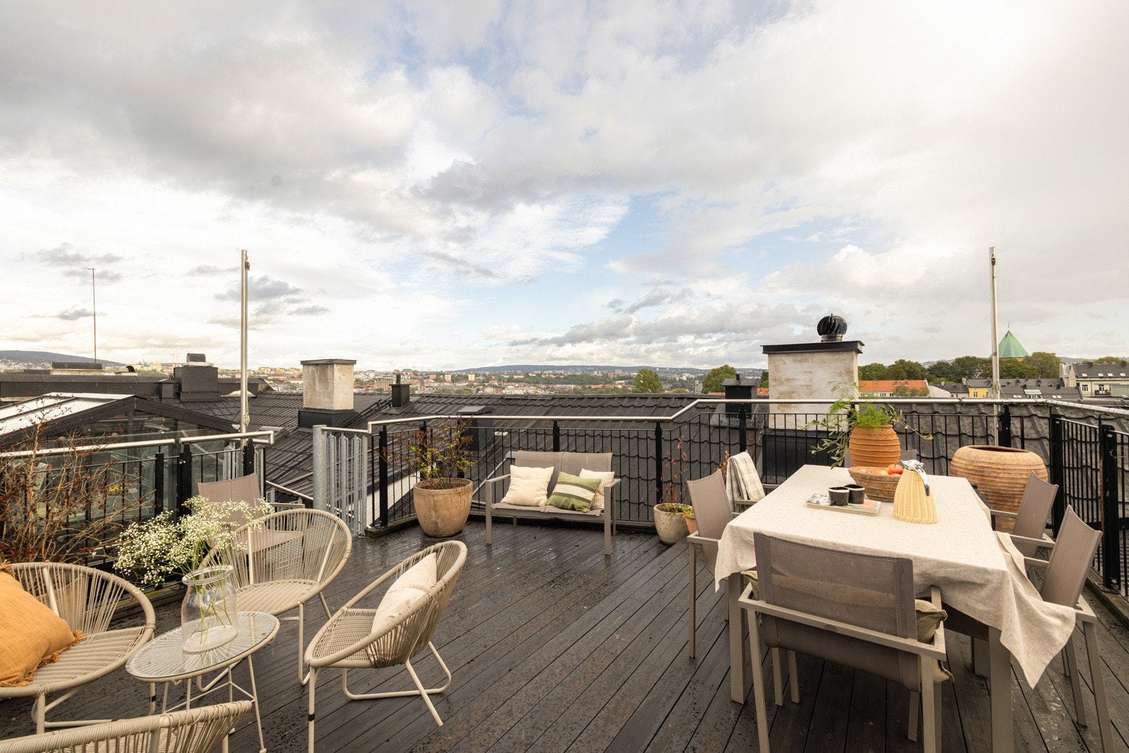 Det er heis opp til terrassen, sol hele dagen og panoramautsikt over byen. Galleribilde