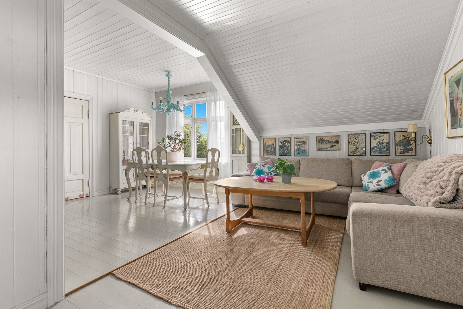 Stuen har plass til både sofa og spisebord m/stoler Galleribilde