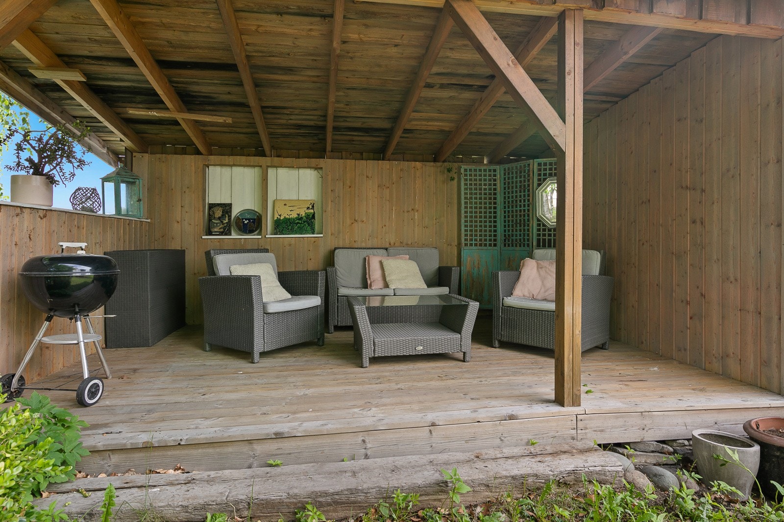 Den overbygde plattingen innbyr til trivelige vår/sommer/høst/-kvelder Galleribilde