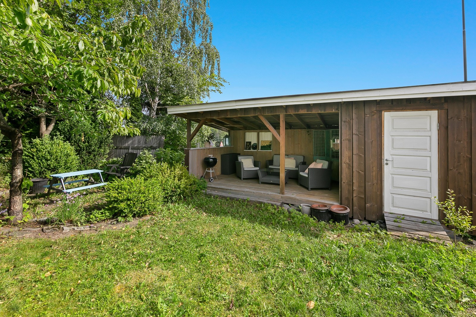 Egen hagedel med overbygd platting. Trivelig uteplass. Sjeldent for denne type leiligheter Galleribilde