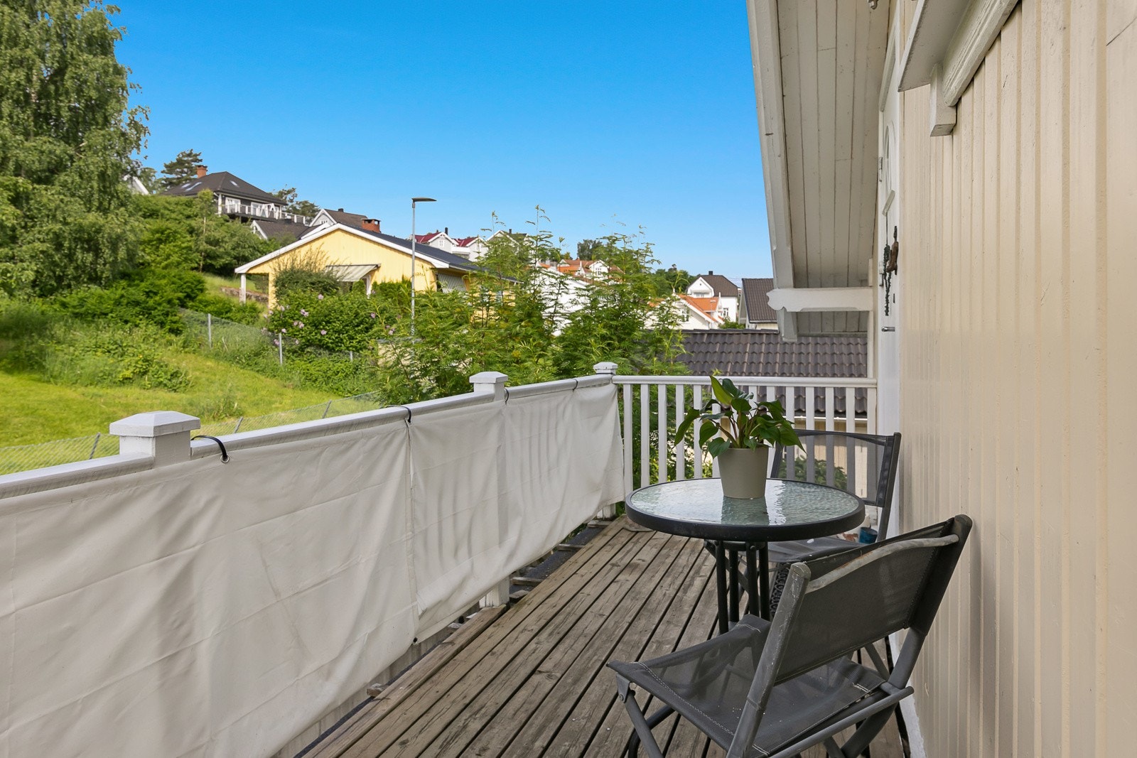 Plass til sitteplasser/bord ved inngangen. Vestvendt. Galleribilde