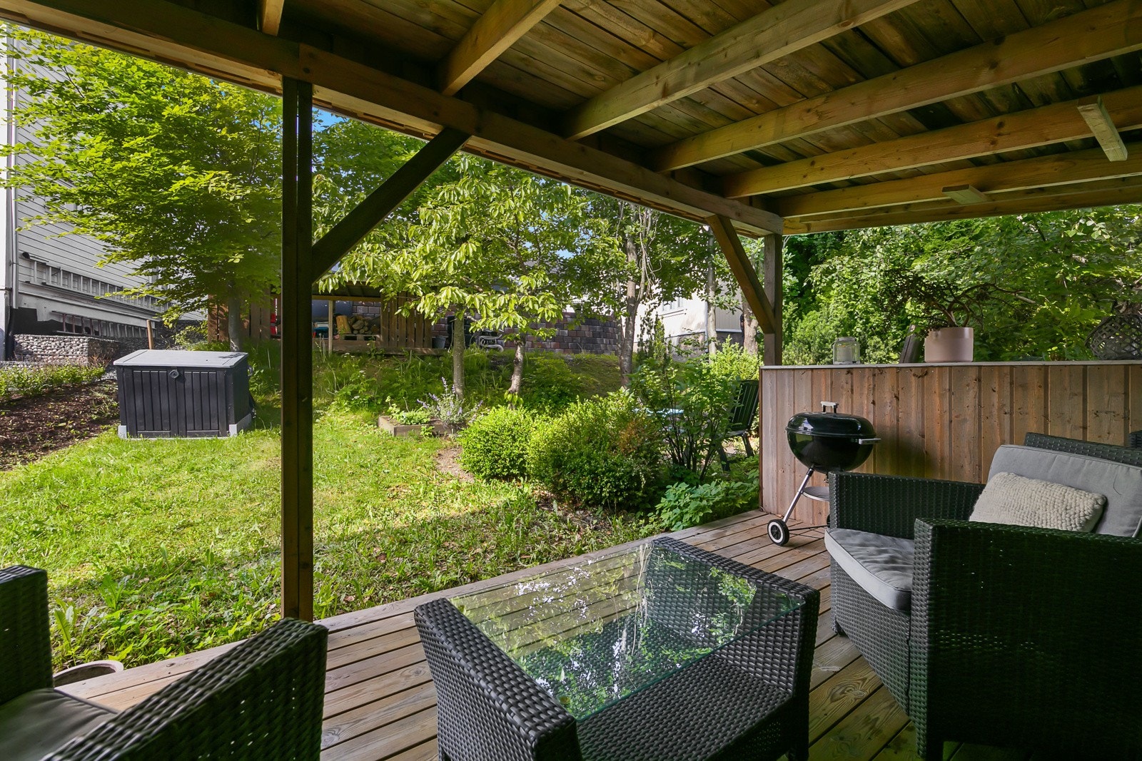 Fra plattingen mot hagen Galleribilde