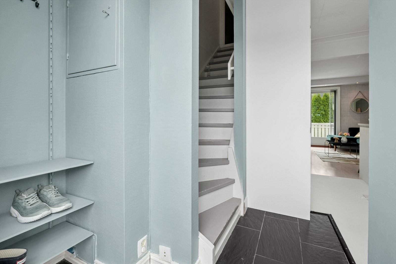 Velkommen inn - Her er det plass til oppheng av yttertøy. Galleribilde